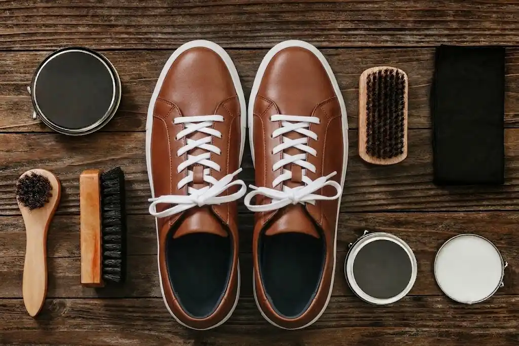 cara membersihkan sepatu kulit